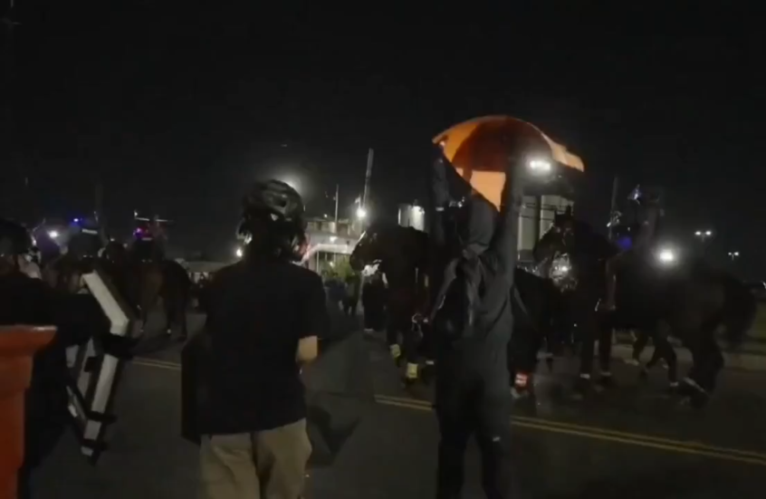 أمريكا.. فرض حظر تجوال حول مركز “ديلاني هول” لاحتجاز المهاجرين عقب اشتباكات عنيفة (صور + فيديو)