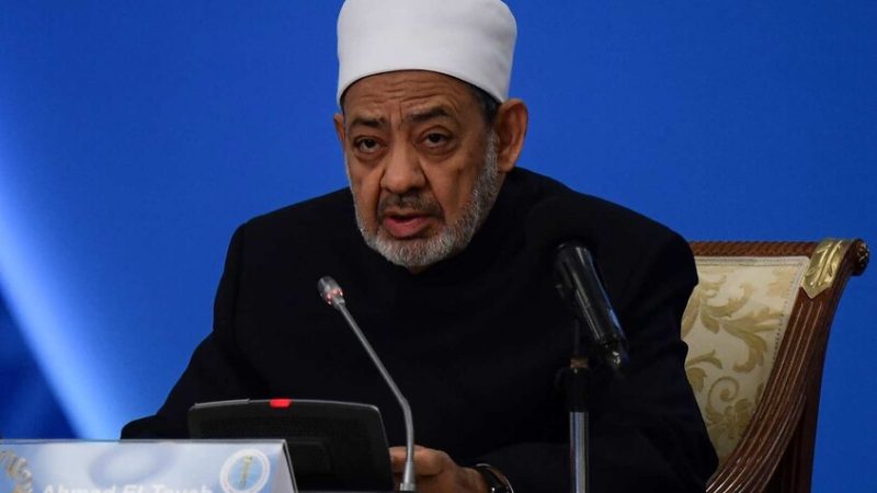 كاتب إسرائيلي يميني يهاجم شيخ الأزهر ويوجه اتهامات