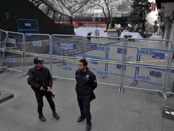 تركيا تعتقل 70 شخصا من بينهم عمدة بوكا في حملة فساد ببلدية تابعة لحزب الشعب الجمهوري