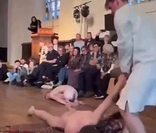 لاتفيا.. عرض مسرحي للعراة في كنيسة (صورة)