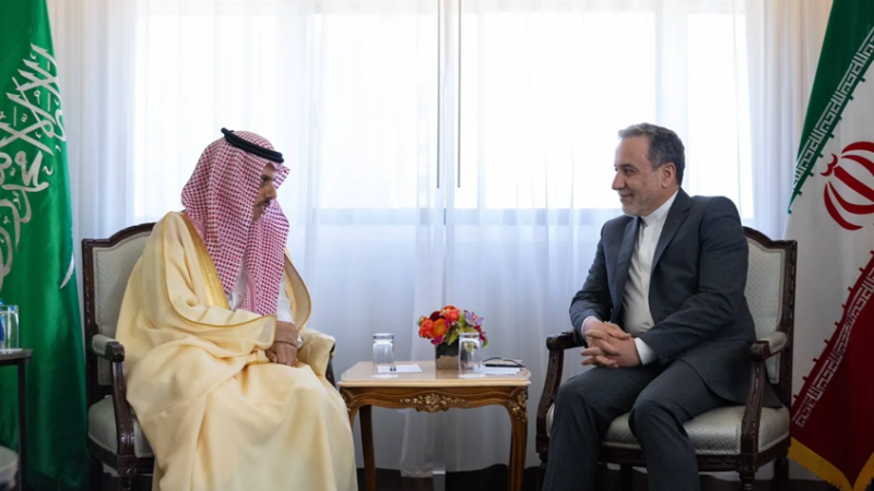 عراقجي يبحث في اتصال مع نظيره السعودي آخر المسارات الدبلوماسية لخفض التوتر في المنطقة