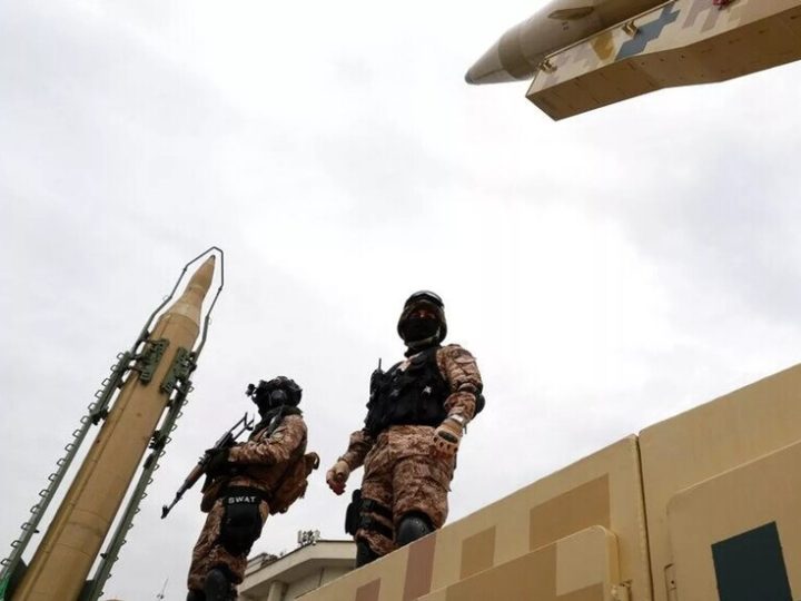 الحرس الثوري الإيراني يعلن استهداف “مركز قيادة” أمريكي في خليج عمان