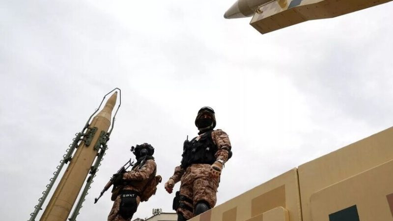 الحرس الثوري الإيراني يعلن استهداف “مركز قيادة” أمريكي في خليج عمان