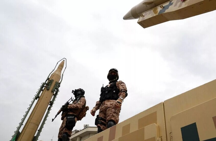 الحرس الثوري الإيراني يعلن استهداف “مركز قيادة” أمريكي في خليج عمان