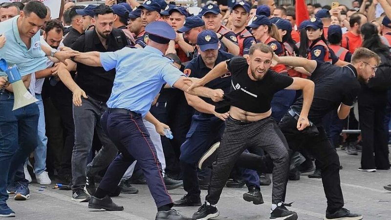 بسبب ابنة ترامب وصهره.. الاحتجاجات تتسع في ألبانيا (فيديو)