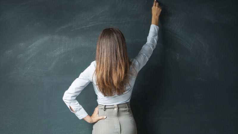 قضية صادمة تهز مقاطعة أمريكية.. معلمة ومدافعة عن الأيتام في قبضة الأمن بتهمة معاشرة أبنائها بالتبني!