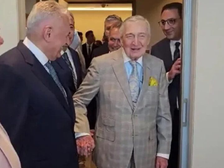 الرئيس الفخري لأكبر تكتل شركات في تركيا يثير غضبا واسع النطاق (فيديو)