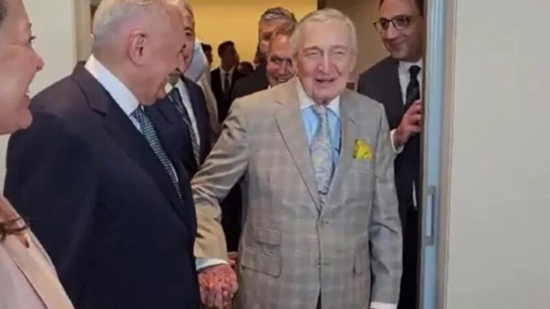 الرئيس الفخري لأكبر تكتل شركات في تركيا يثير غضبا واسع النطاق (فيديو)