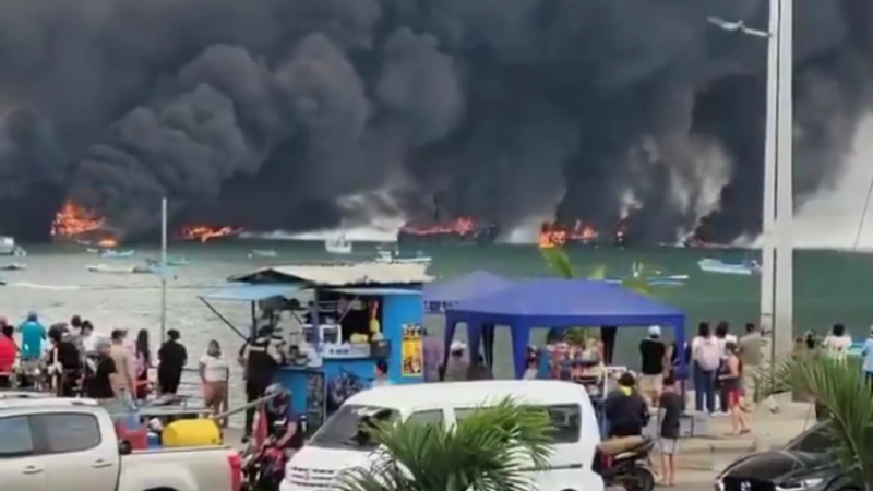 حريق هائل في ميناء مانتا الإكوادوري يدمر 35 قارب صيد ويصيب 4 أشخاص (فيديو)