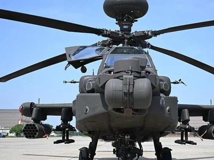زورق مسير أمريكي ينقذ طياري مروحية أباتشي في أول عملية إنقاذ من نوعها