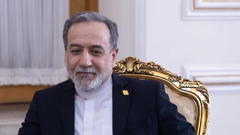 عراقجي ناقش هاتفيا مع نظيريه السعودي والتركي التطورات عقب الهجمات الأمريكية على إيران