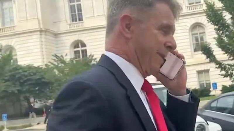 نائب أمريكي يتظاهر بتلقي مكالمة هاتفية للتهرب من سؤال عن خطة سرية (فيديو)