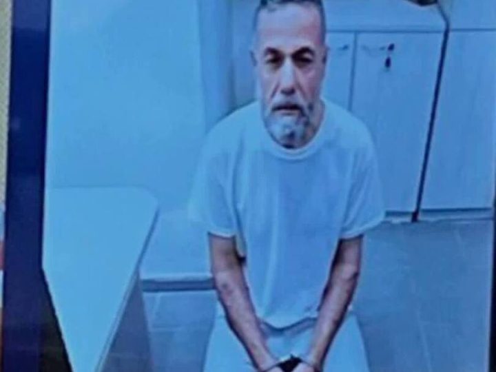 نشر صورة للدكتور حسام أبو صفية خلال محاكمته في القدس تظهر عليه آثار الإرهاق والتعذيب