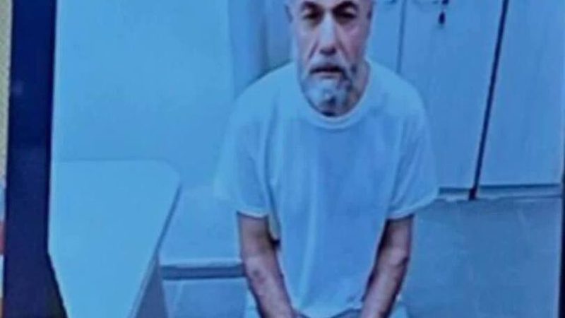 نشر صورة للدكتور حسام أبو صفية خلال محاكمته في القدس تظهر عليه آثار الإرهاق والتعذيب