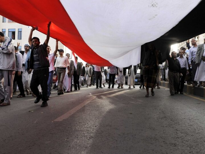 احتجاجات شعبية تشل الحركة في عدن باليمن وسقوط قتيل
