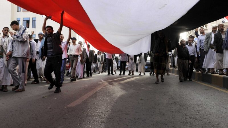 احتجاجات شعبية تشل الحركة في عدن باليمن وسقوط قتيل