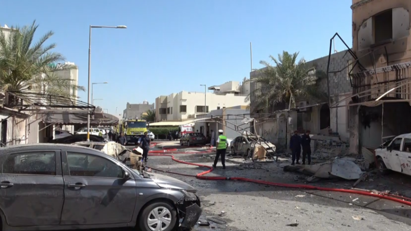 البحرين: إصابة طفلة واحتراق مركبات إثر سقوط شظايا مسيرات إيرانية (فيديو + صور)