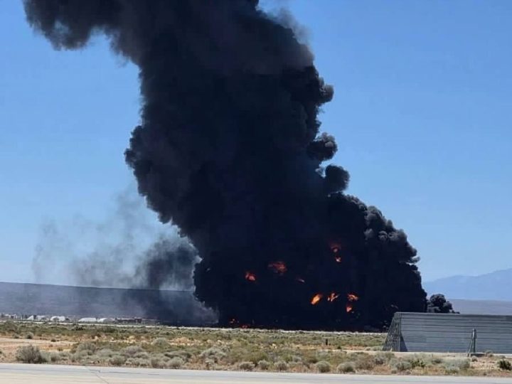 تحطم قاذفة أمريكية من طراز “بي-52 ستراتوفورتريس” بعد إقلاعها من قاعدة بولاية كاليفورنيا (صور+ فيديو)