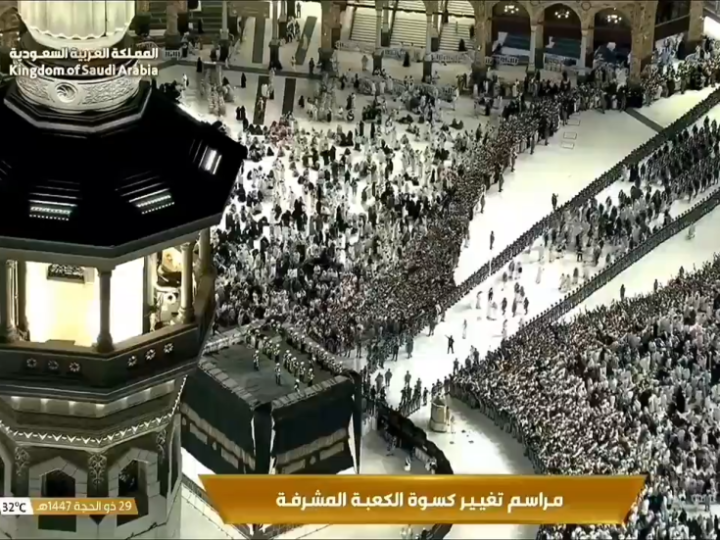 استبدال كسوة الكعبة المشرفة في أجواء إيمانية مهيبة (فيديو)