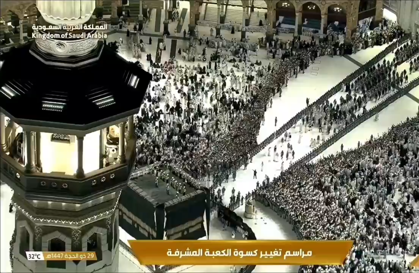استبدال كسوة الكعبة المشرفة في أجواء إيمانية مهيبة (فيديو)