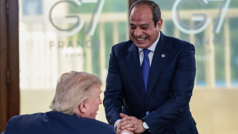 لقطة طريفة.. ترامب ينهض لمصافحة السيسي بعد إشارة من ماكرون (فيديو)