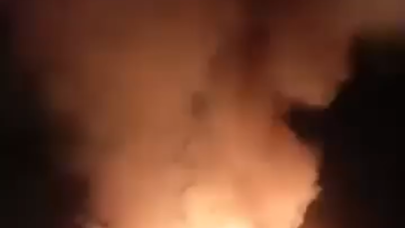 سوريا.. حريق ضخم يلتهم مساحات زراعية غرب محافظة دير الزور (فيديو)