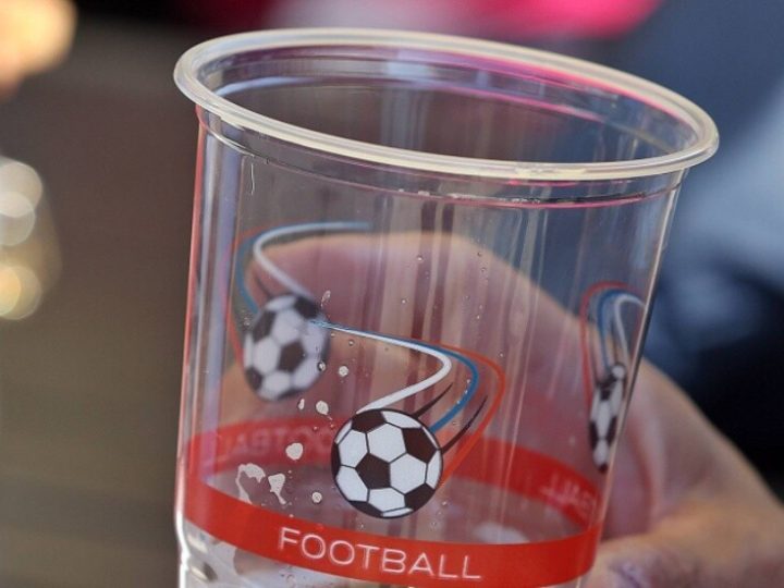 ببرج من الأكواب.. مشجع روسي يتحول إلى نجم في كأس العالم 2026