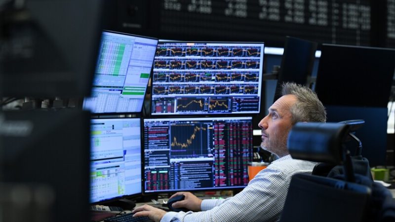 تراجع الأسواق الأوروبية مع ترقب توجهات المركزي الأمريكي بشأن الفائدة