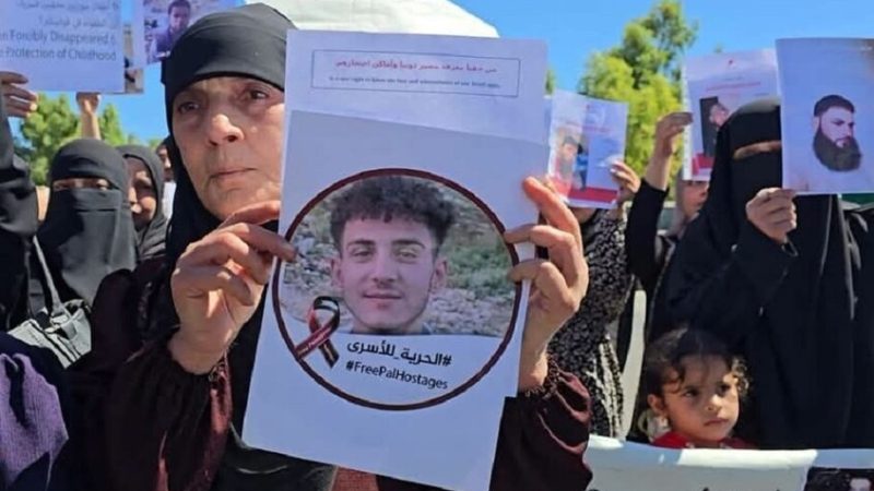 سوريا.. ذوو الأسرى لدى إسرائيل ينظمون وقفة احتجاجية أمام “الأندوف” (صور)