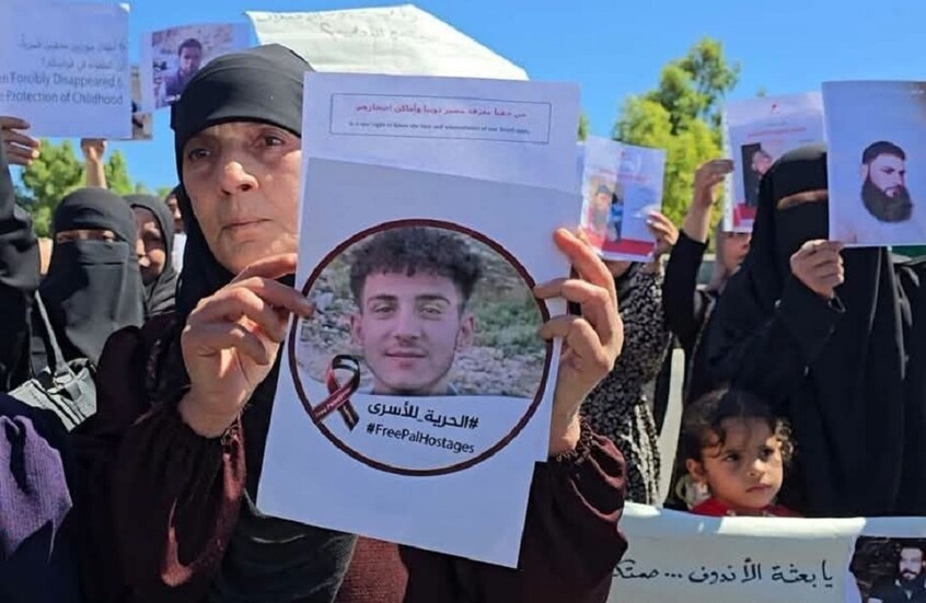 سوريا.. ذوو الأسرى لدى إسرائيل ينظمون وقفة احتجاجية أمام “الأندوف” (صور)