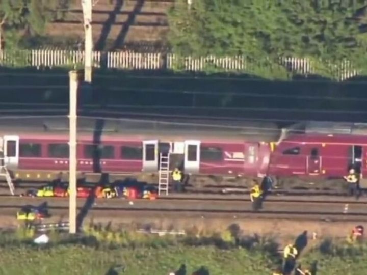 مقتل شخص وإصابة 89 في حادث اصطدام قطارين قرب مدينة بيدفورد البريطانية