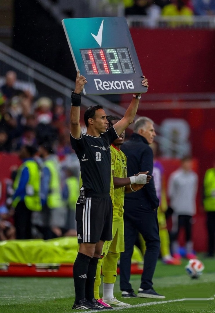 إبط الحكم الرابع.. أحدث موقع إعلاني يثير الجدل في كأس العالم 2026