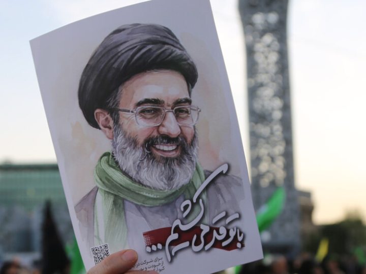 نائب إيراني يكشف “مراسلات سرية” بين المرشد مجتبى خامنئي والمفاوضين ويقع تحت الملاحقة القضائية
