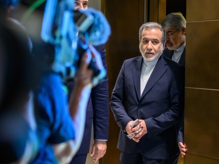 تقارير: الوفد الإيراني رفض المصافحة والصورة الجماعية مع الوفد الأمريكي