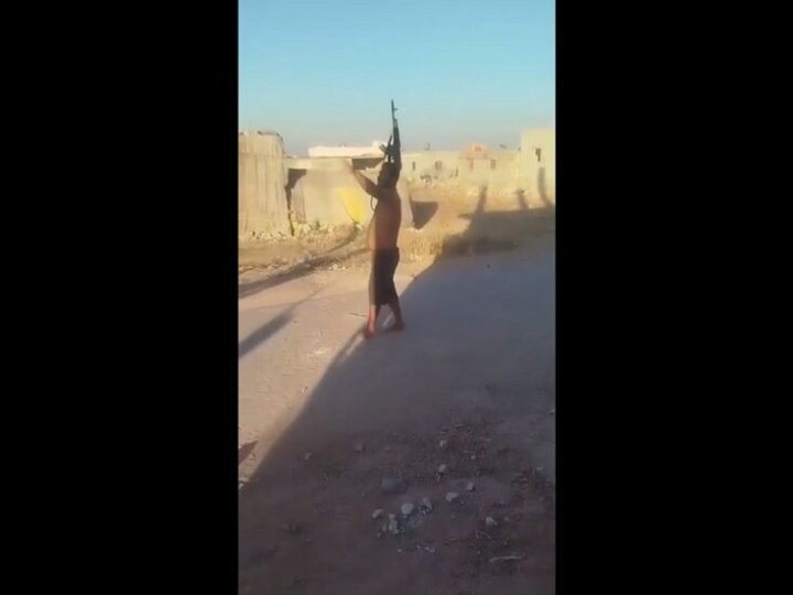 سوريا.. مسلح يطلق النار على عناصر الأمن (فيديو)
