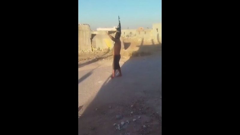 سوريا.. مسلح يطلق النار على عناصر الأمن (فيديو)