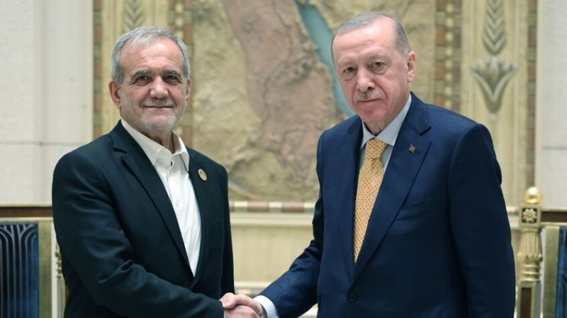 أردوغان يقدم لبزشكيان دعم تركيا لإنهاء المفاوضات بين إيران وأمريكا “بشكل سلمي”