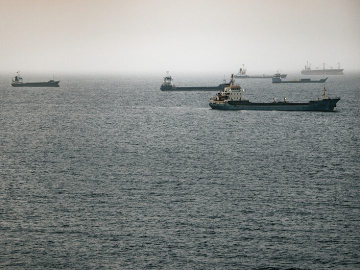 مسقط وطهران تبحثان ترتيبات  مضيق هرمز وضمان أمن الملاحة فيه
