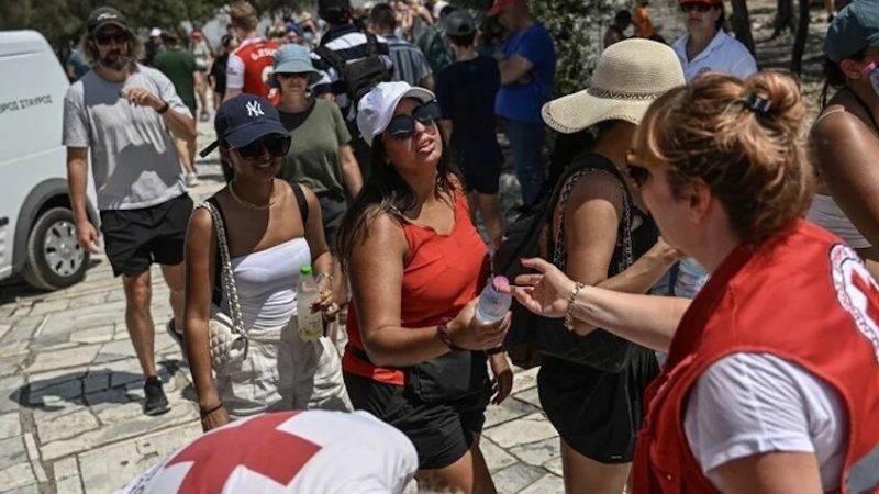 فرنسا.. وفاة طفلين شقيقين داخل سيارة وسط موجة حر خانقة لامست 42 درجة مئوية