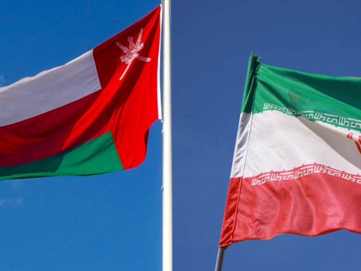 عُمان وإيران تؤكدان التزامهما بالعبور الآمن لمضيق هرمز