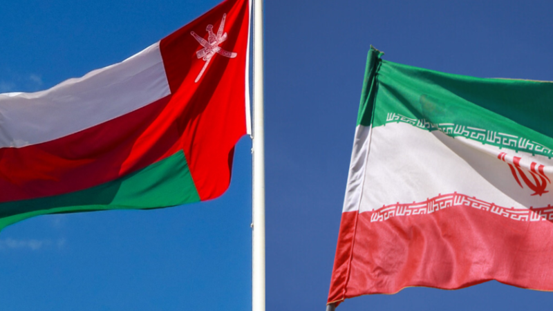 عُمان وإيران تؤكدان التزامهما بالعبور الآمن لمضيق هرمز