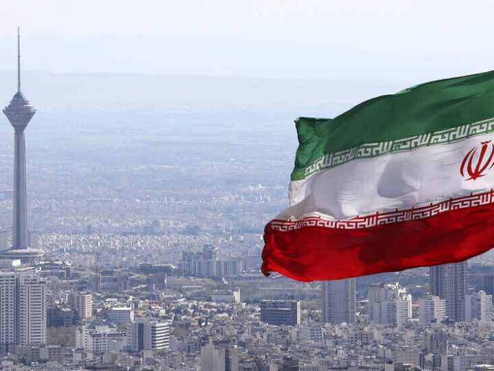 الإيرانيون يترقبون انفراج الاقتصاد في بلادهم