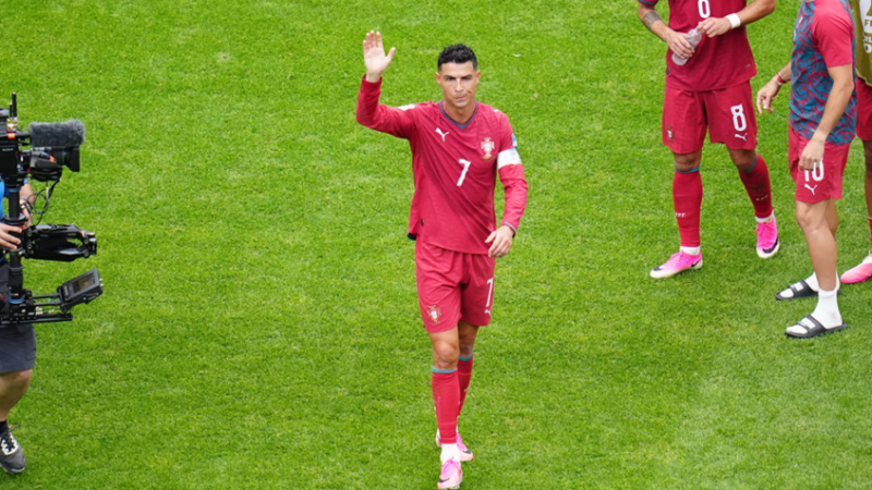 رد فعل رونالدو عندما تلقى سؤالا عن ميسي