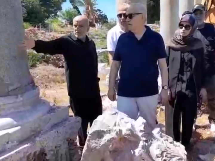وزير الثقافة اللبناني يتفقد أضرار مواقع صور التاريخية جراء القصف الإسرائيلي