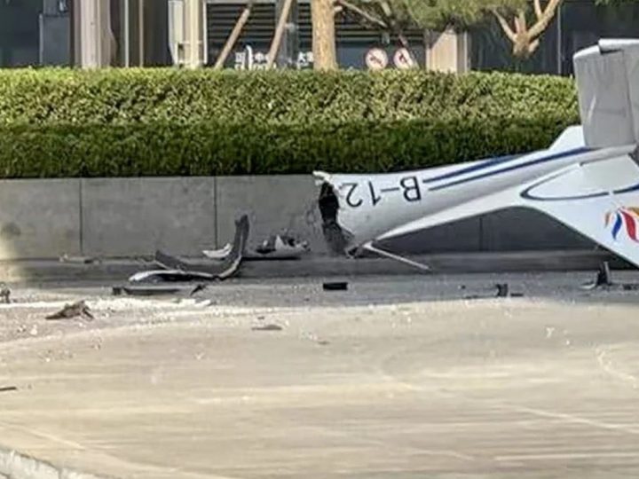 مقتل طيار وإصابة 13 آخرين في اصطدام طائرة بناطحة سحاب في بكين (فيديو+صور)