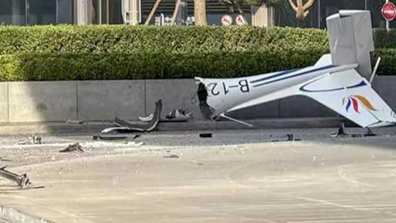 مقتل طيار وإصابة 13 آخرين في اصطدام طائرة بناطحة سحاب في بكين (فيديو+صور)