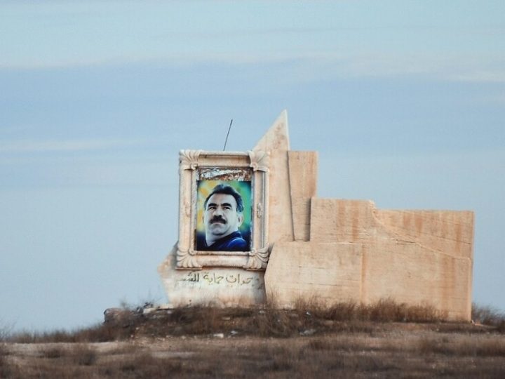 تركيا.. الأكراد في ديار بكر يطالبون بإطلاق سراح أوجلان من السجن