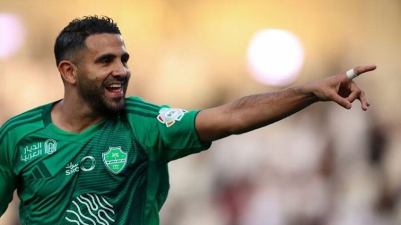 الأهلي السعودي يفعل بند إنهاء عقد رياض محرز متخليا عن خدماته وعبء راتبه الثقيل