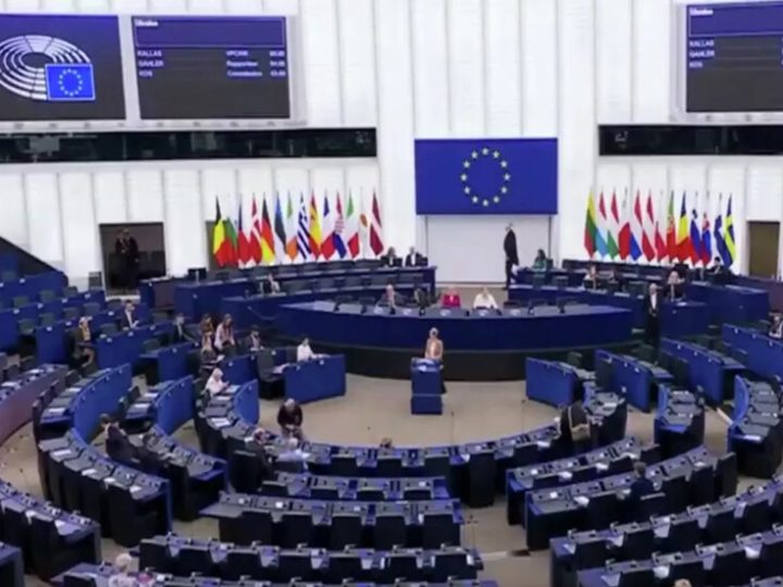 “إزفيستيا”: الاتحاد الأوروبي يناقش مسألة فرض حظر كامل على منح التأشيرات السياحية للروس