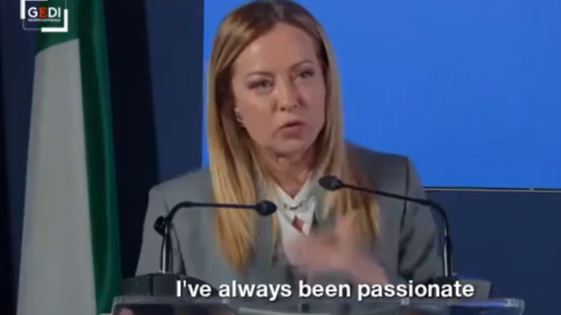 “كنت أطمح أن أصبح مترجمة”.. رئيسة الوزراء الإيطالية تتحدث عن عشقها للغات وكيف أتقنت 3 منها (فيديو)